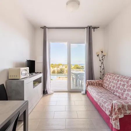 Air-conditioned, In Residence, With Pool And Patio Apartman